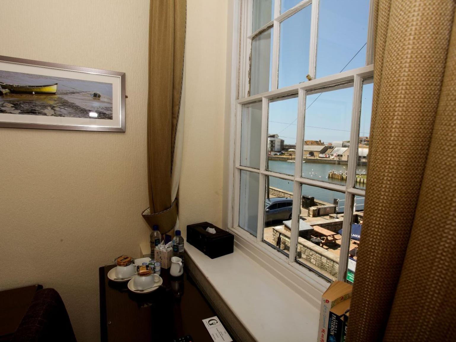 The George Hotell West Bay Rum bild